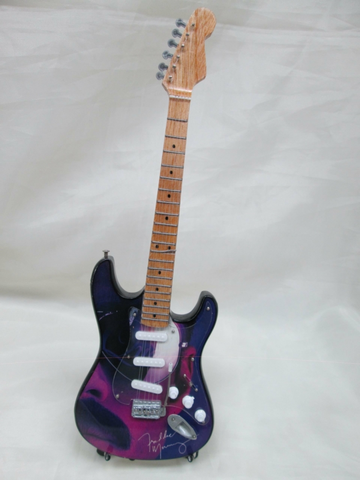 Freddie Mercury viola