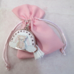 Sacchettini rosa con portachiavi orsetto (24 pezzi)+ salvadanaio orsetto rosa - immagine 2