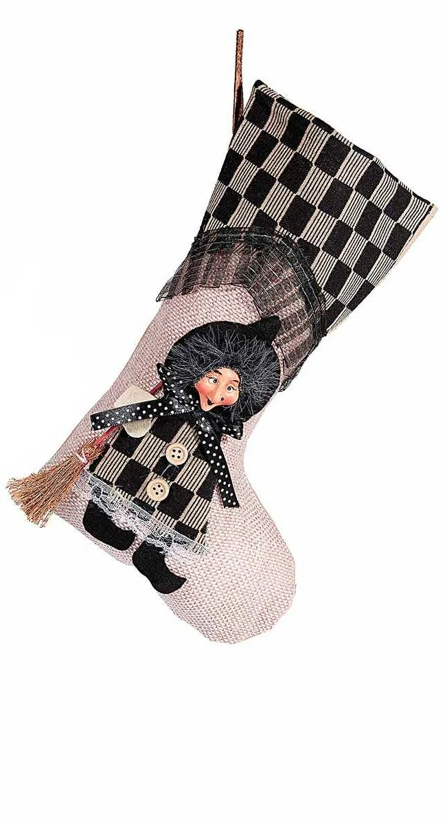 Calza Epifania in stoffa nera con decoro Befana in resina con scopetta da appendere Calza Epifania in stoffa nera con decoro Befana in resina con scopetta da appendere